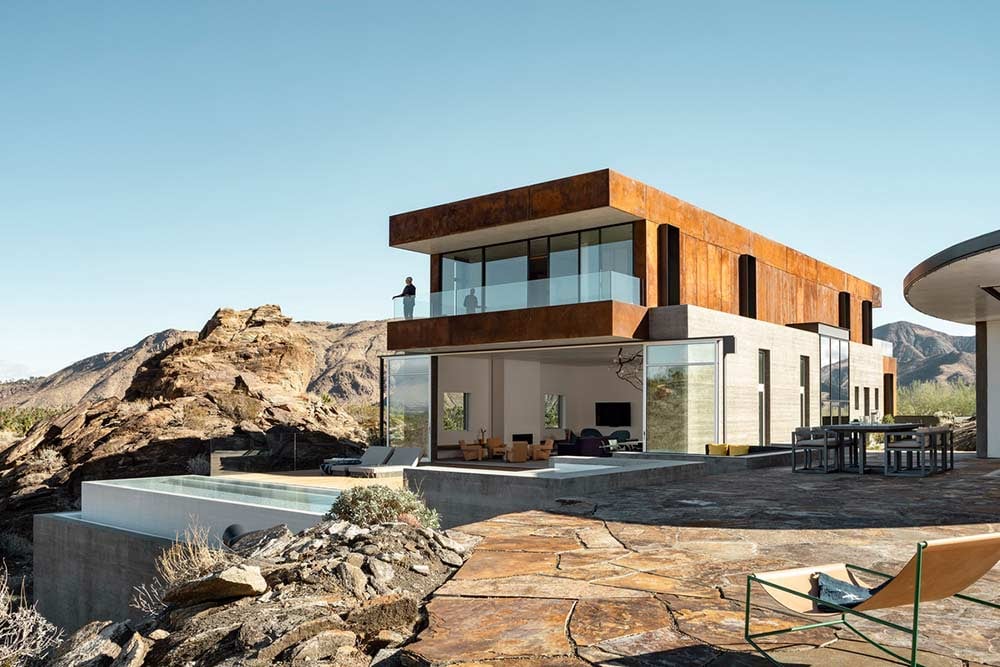 desert-home-with-floor-to-ceiling-glass-windows