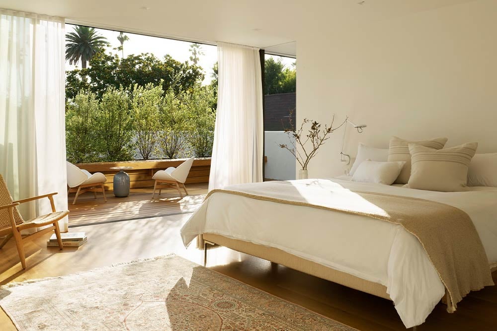 floor-to-ceiling-glass-windows-in-bedroom