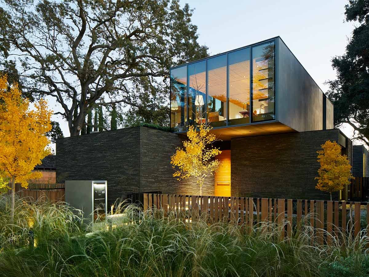 modern-home-with-floor-to-ceiling-glass-windows