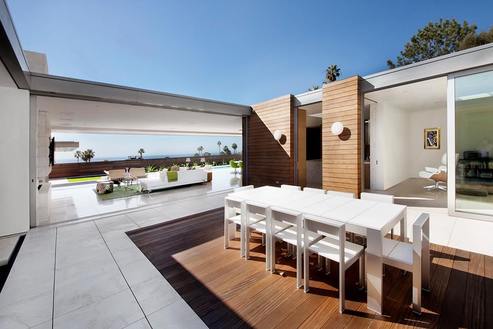 Modern-beach-house-interior-courtyard